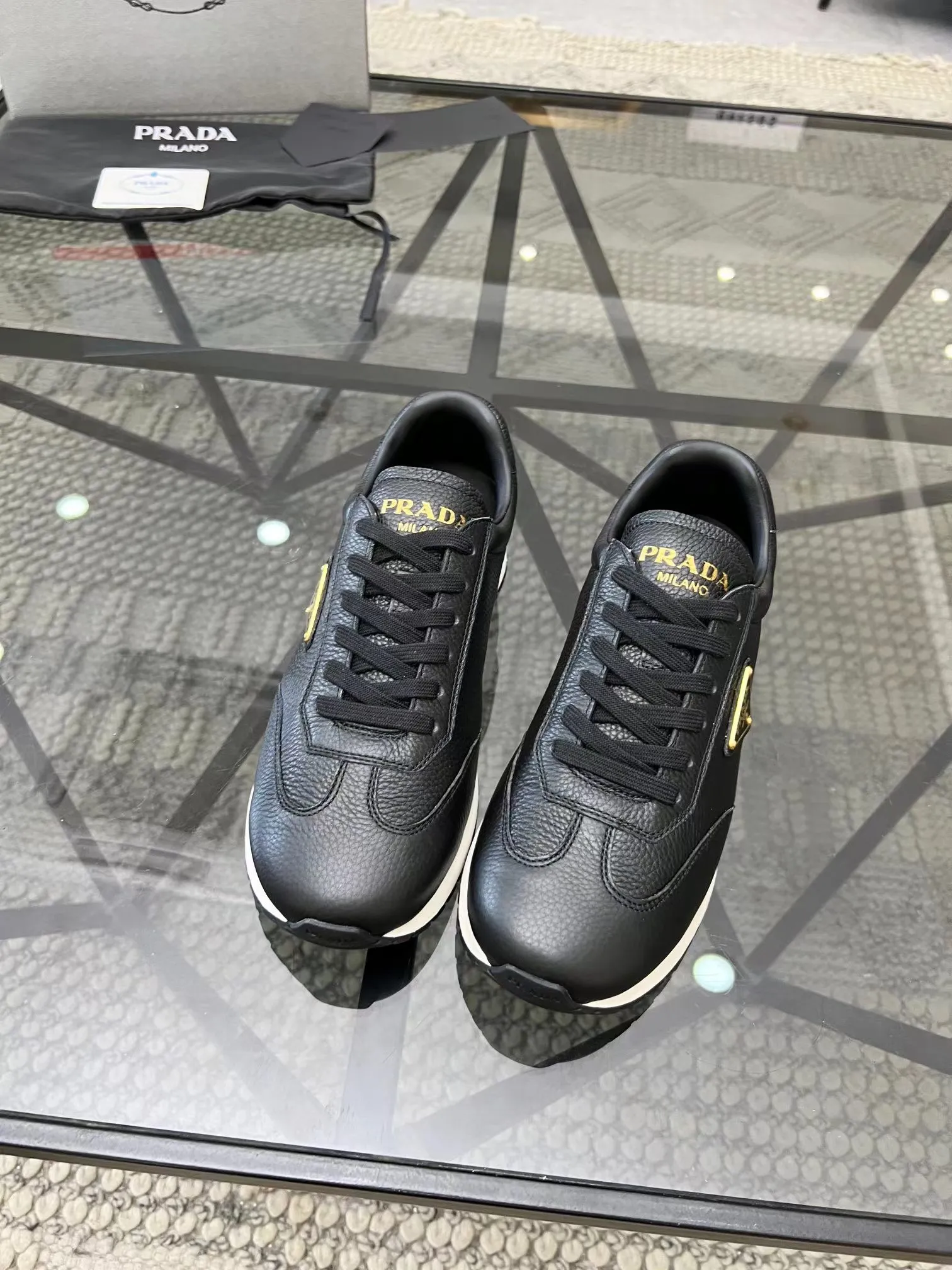 P400 Yuan 38-45 Prada Prada’s new men’s leather sports shoes, the highest version on the market, any comparison is welcome🆚! The original leather has excellent texture and is super high-end! Fetal sheep net lining imported from Italy, removable pad! Luxurious materials and fine workmanship, highly recommended!